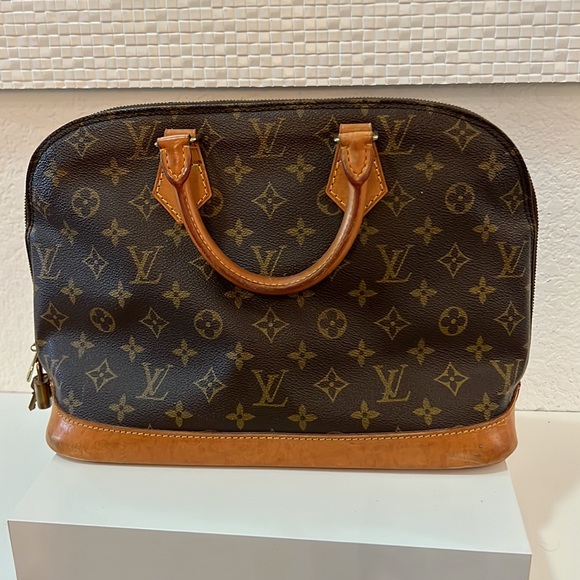 AUTH. Louis Vuitton Alma Monogram Bag!! - Picture 8 of 11